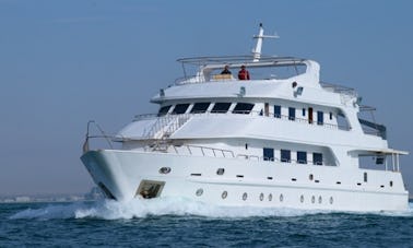 Yacht de luxe « Mistral » à bord de la mer Rouge