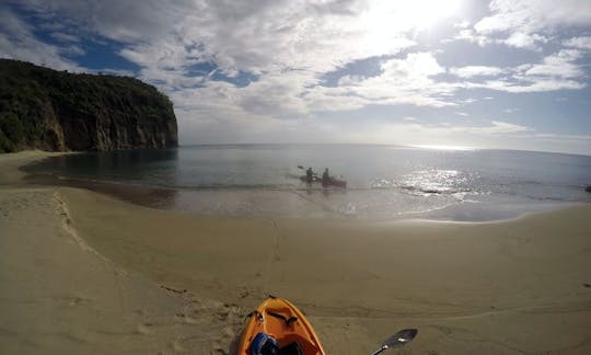 Rema en kayak por la bahía de Rendesvouz en Little Bay, parroquia de Saint Peter