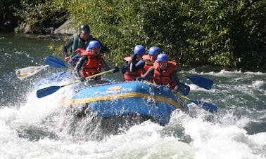 Canotaje en aguas bravas en el río Trancura, Pucón