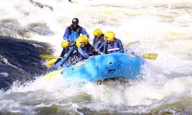 Canotaje en aguas bravas en el río Tay