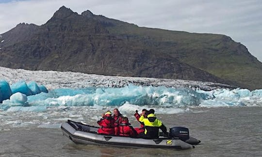 レイキャリーズの氷河ラグーンボートツアー