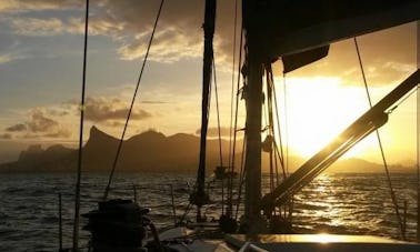 Navega por Río de Janeiro en un monocasco de crucero chárter