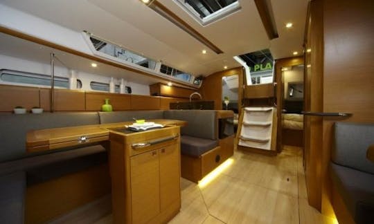 Charter Jeanneau 44 Cruising Monohull in Paraty