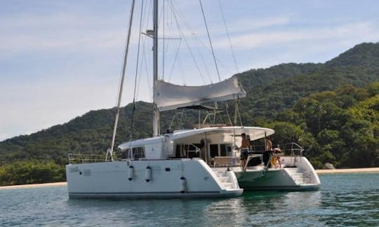 Charter Lagoon 45 in Angra dos Reis