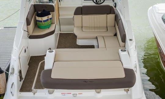 Sea Ray Sundancer de 27 pés — Capitão e combustível incluídos