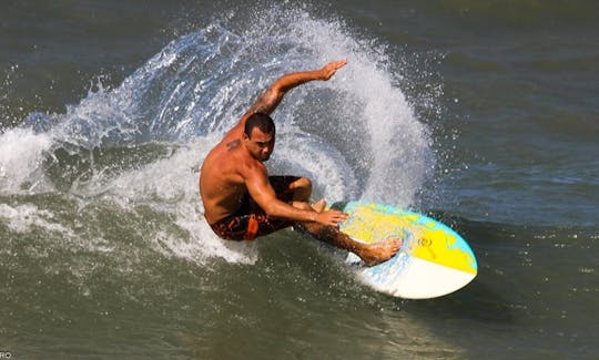 Sanderson Mendes surfando de pranchinha Minnemann. Foto João Oliveira.