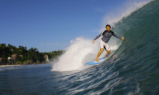 ¡Aprende a surfear en Teluk Dalam con nuestros entrenadores profesionales!