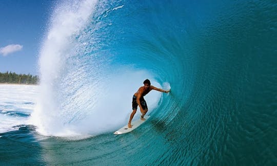 ¡Aprende a surfear en Teluk Dalam con nuestros entrenadores profesionales!