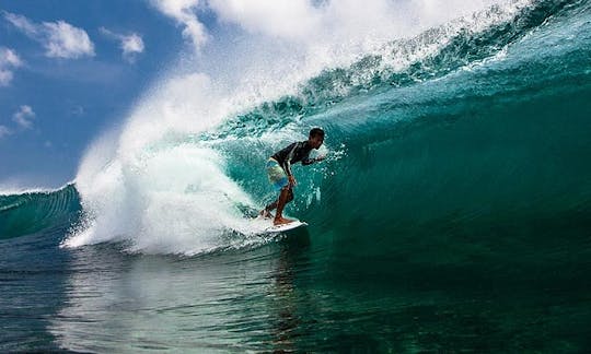 ¡Aprende a surfear en Teluk Dalam con nuestros entrenadores profesionales!