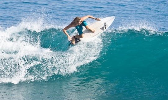 ¡Aprende a surfear en Teluk Dalam con nuestros entrenadores profesionales!