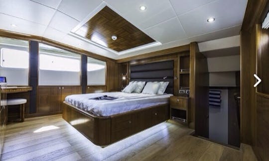 101ft Majesty Yacht for rent in Dubai