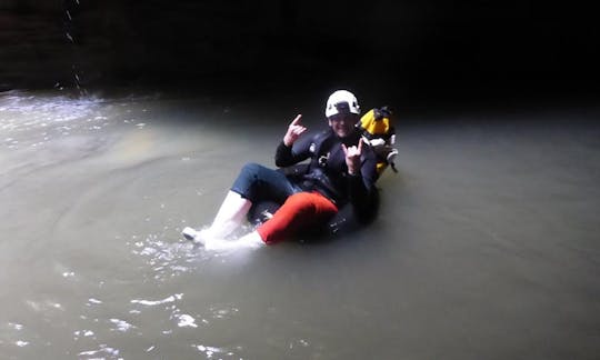 ハンガティキの洞窟ラフティングツアー