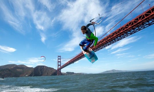 スペインのタリファで人生最高のカイトボーディングを体験してください！今すぐレッスンを予約しましょう！