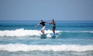 Aprende a surfear con un gran instructor en Denpasar Selatan, Indonesia