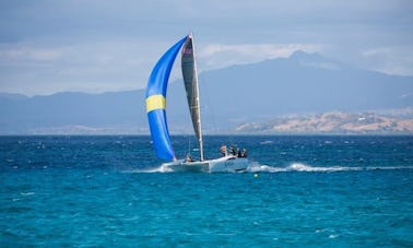 Catamarán de vela rápida de 27 pies para alquilar en Fiji