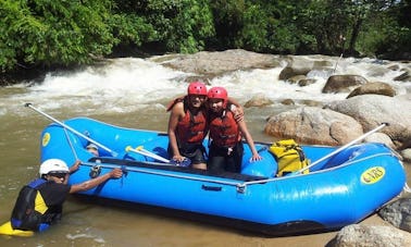 Passeios de rafting em águas brancas em Slim River, Perak