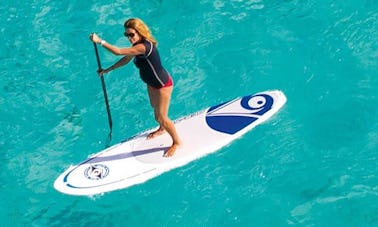 Surf en stand up paddleboard dans les Asturies, Espagne