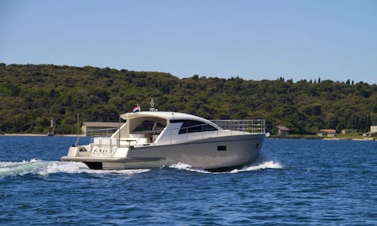 ''Punta 2'' Cyrus Motor Yacht Charter in Pula
