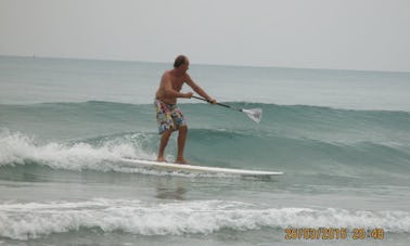 Alquiler de tablas de remo y clases de surf en Ban Nam Khem, Phang Nga, Tailandia