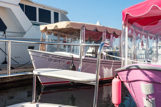 Barco eléctrico White Duffy para 12 personas en Huntington Beach