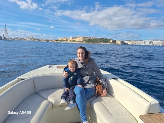 Jet Rib de 21 pieds pour un maximum d'aventures de croisière pendant votre location privée de RIB 