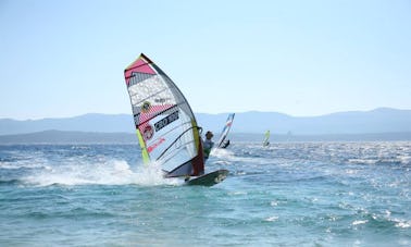 Clases de windsurf y alquiler en Bol