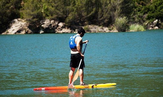 Louez un paddleboard pour explorer les voies navigables de Figueroles, en Espagne