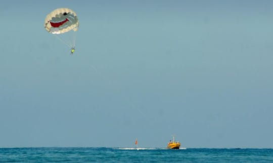 サムイ島でのパラセーリング