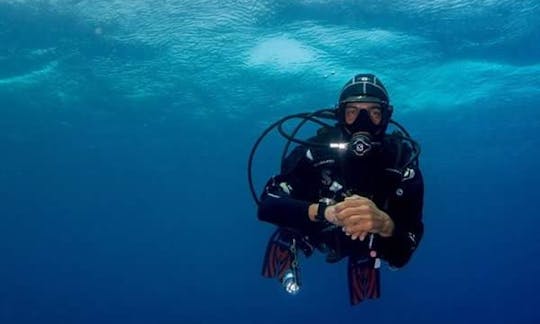 Excursiones y cursos de buceo «Dinghy Hair» en Porto Azzurro