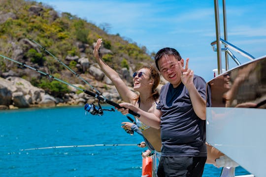 Escapade en bateau au coucher du soleil dans la baie de Nha Trang, Vietnam