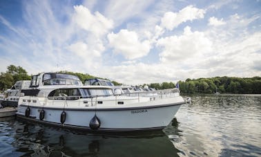 Motor Yacht Rental in Waren (Müritz)