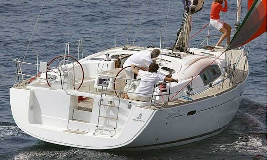 Charter Beneteau Oceanis 43 Sailboat with 4 Cabins in Lisbon