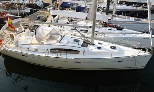 Charter Beneteau Oceanis 43 Sailboat with 4 Cabins in Lisbon