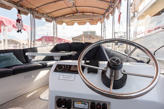 Barco eléctrico White Duffy para 12 personas en Huntington Beach