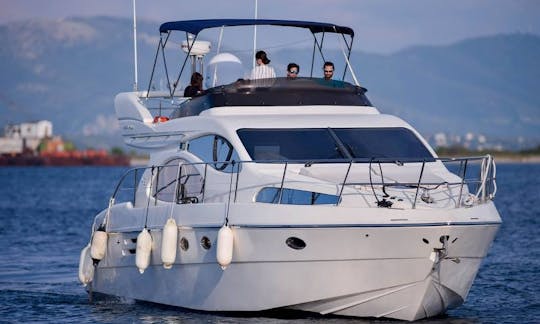 Capitão Charter em um iate a motor de luxo Azimut de 46 pés