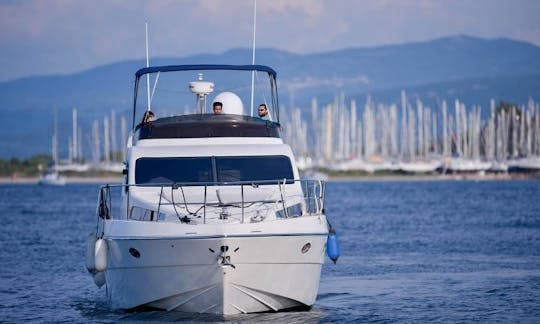 Capitão Charter em um iate a motor de luxo Azimut de 46 pés