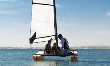 Catamaran Hobie naviguant à Puerto Madryn, Argentine