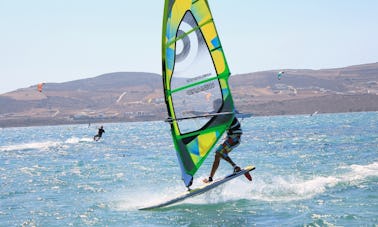 Expérience de planche à voile avec George à Paros, en Grèce