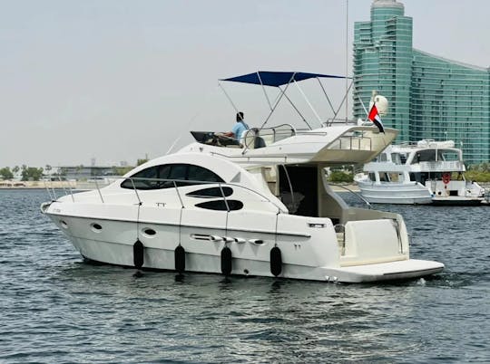 Iate a motor Azimut Conwy de 42 pés em Dubai