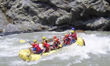 Viagem de rafting pelo rio no Nepal