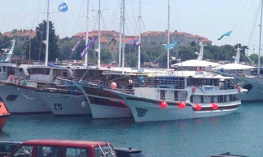 Location de méga-yachts à Jesenice, Croatie