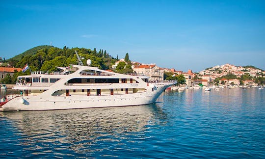 ''M/Y Prestige'' Power Mega Yacht Charter in Jesenice
