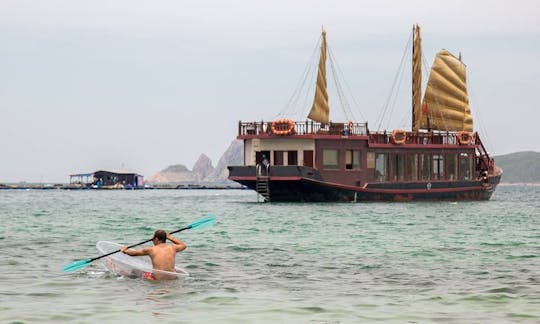 Cruzeiro de um dia de fuga em família na Baía de Nha Trang, Vietnã