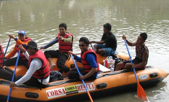 インドネシアのサワハン地区でのラフティングツアー