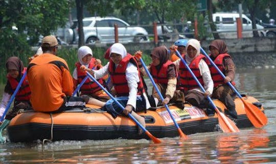 インドネシアのサワハン地区でのラフティングツアー