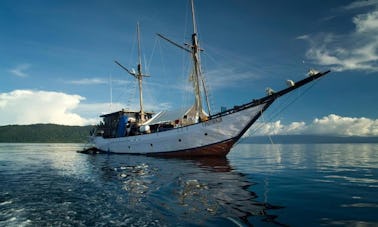 Live Aboard Diving Tour Sailboat in Indonesia