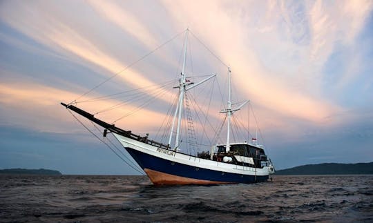 Live Aboard Diving Tour Sailboat in Indonesia