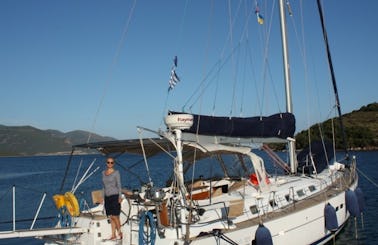 Beneteau Oceanis 523 Charter Cruising Monohull in Notios Tomeas Athinon