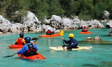 Viagem única de caiaque e aulas em Bovec, Eslovênia