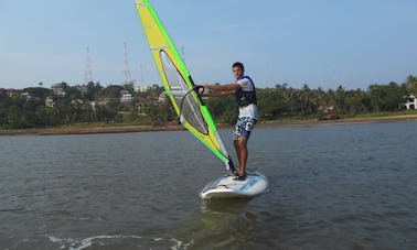 インドのバンボリムビーチでのウィンドサーフィン